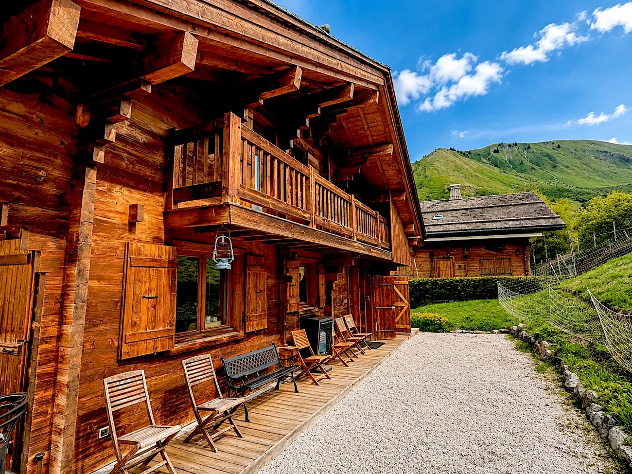 Chalet en bois avec balcon, au pied des montagnes du Massif des Aravis